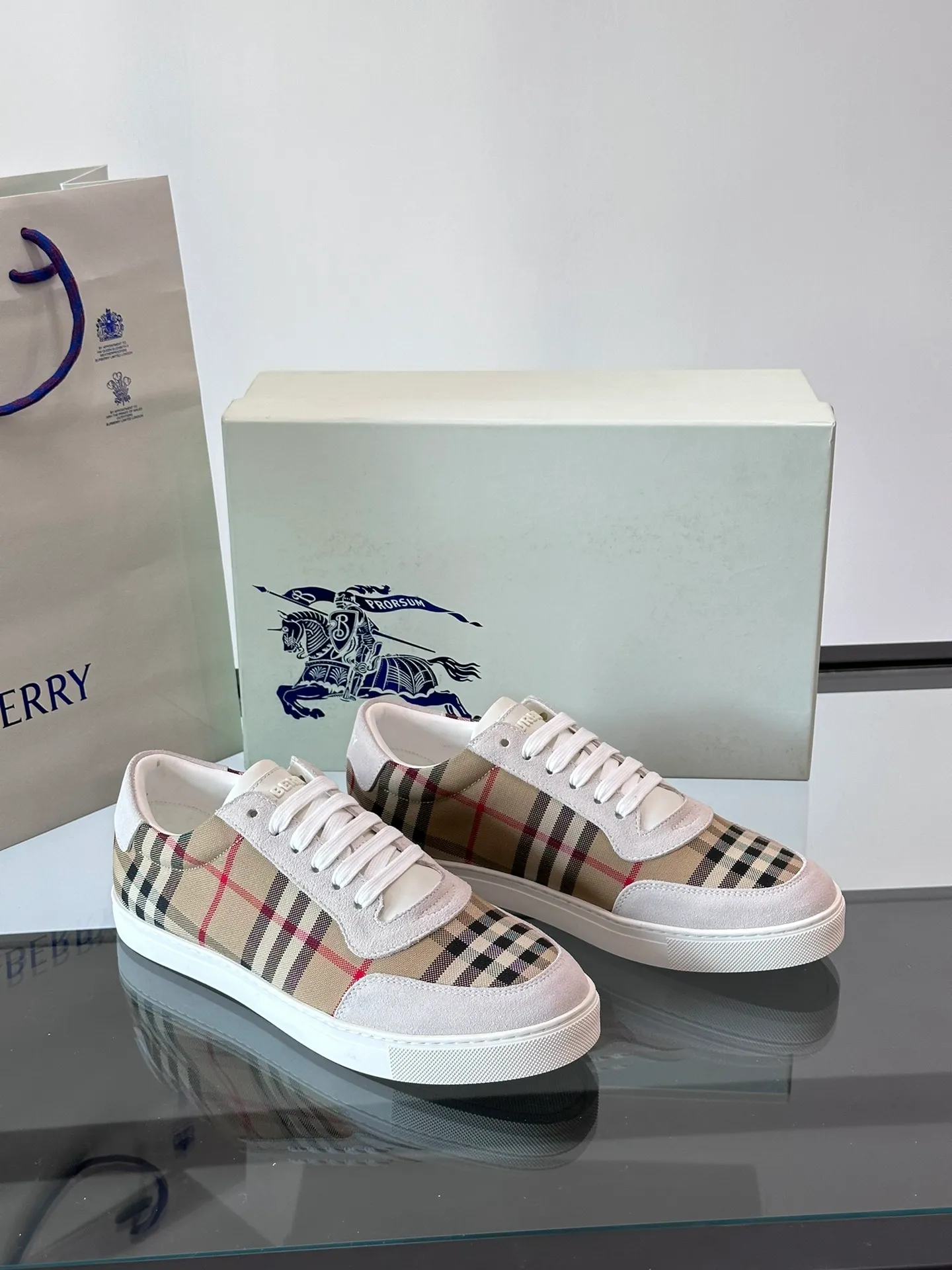 P380▫️B’s men’s classic low-top sneakers are reinterpreted in Vintage plaid cotton and cowhide materials, and decorated with a new brand logo. First-layer sheepskin lining, heel decorated with Burberry letter embossed logo, original outsole Size: 38-44 (45 customized) No. 068